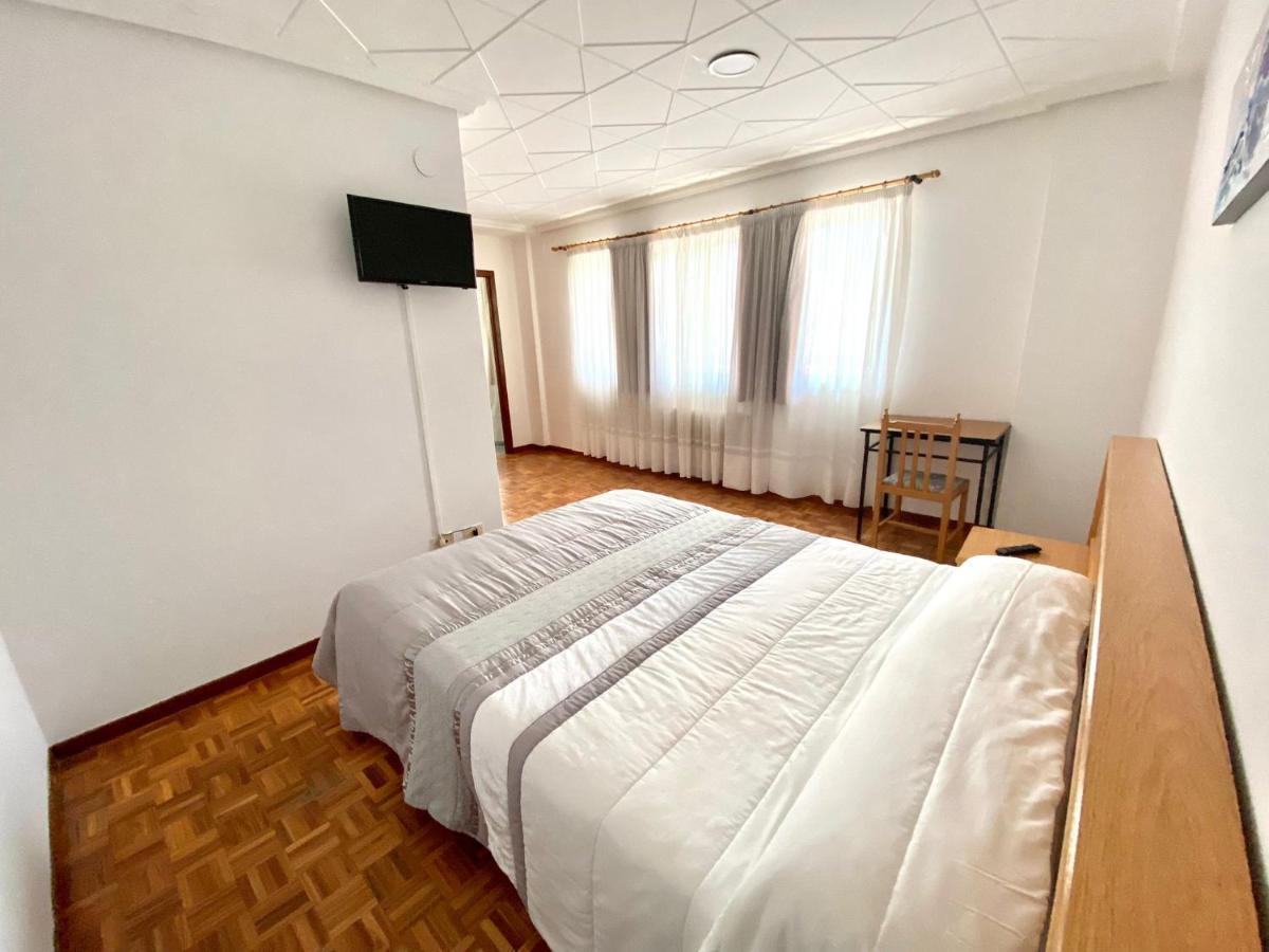 Garden Lodge Hostal Evencio Ribadavia Exterior photo