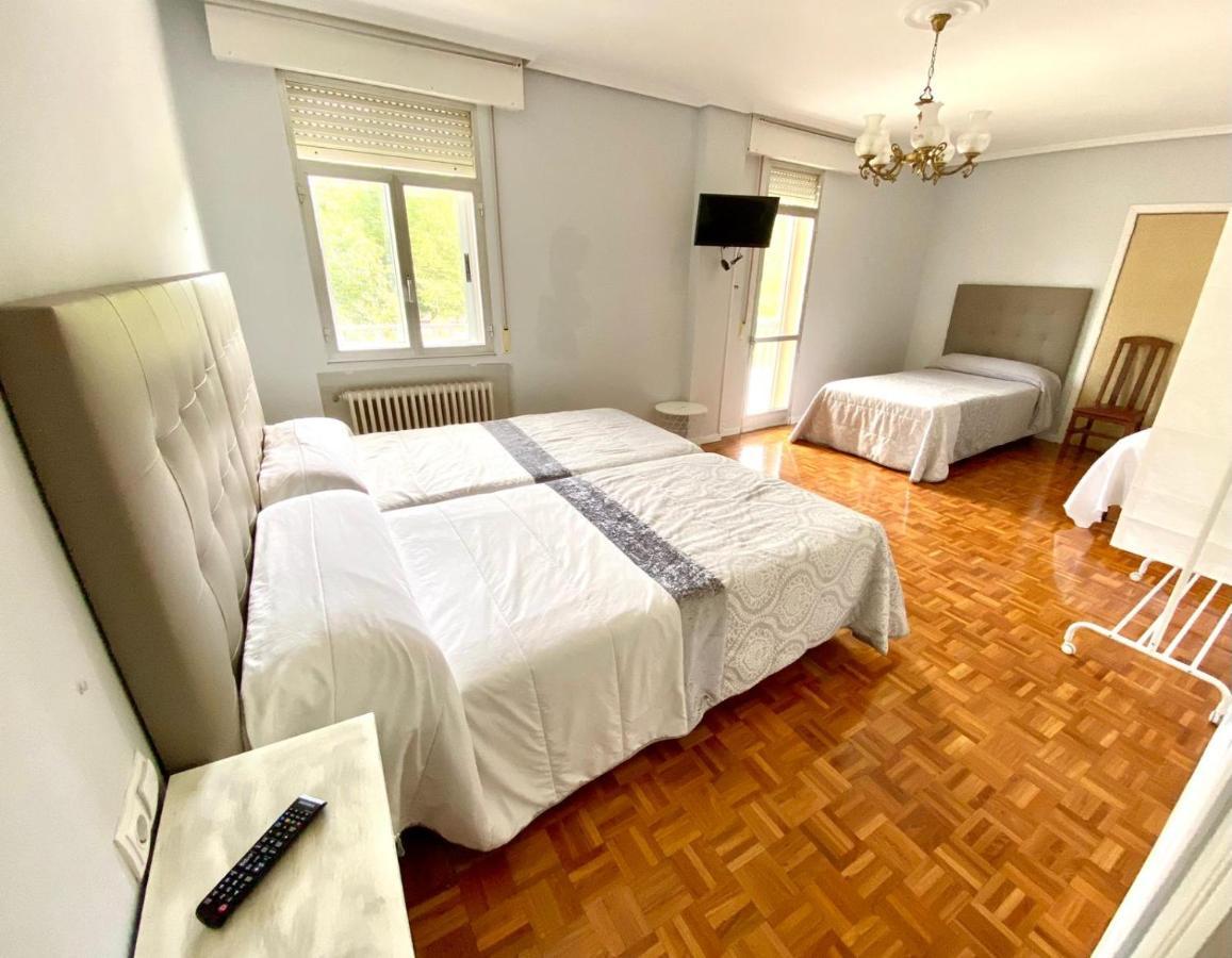 Garden Lodge Hostal Evencio Ribadavia Exterior photo