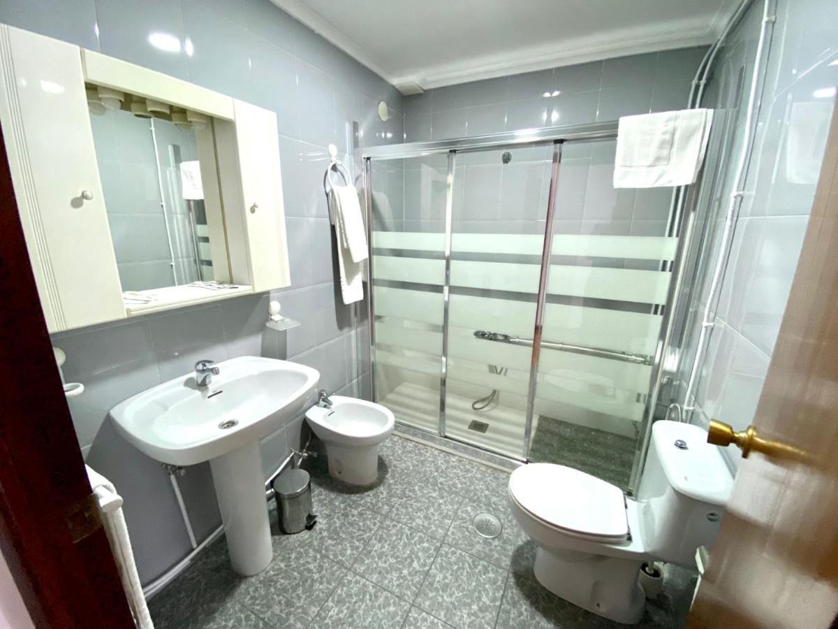 Garden Lodge Hostal Evencio Ribadavia Exterior photo
