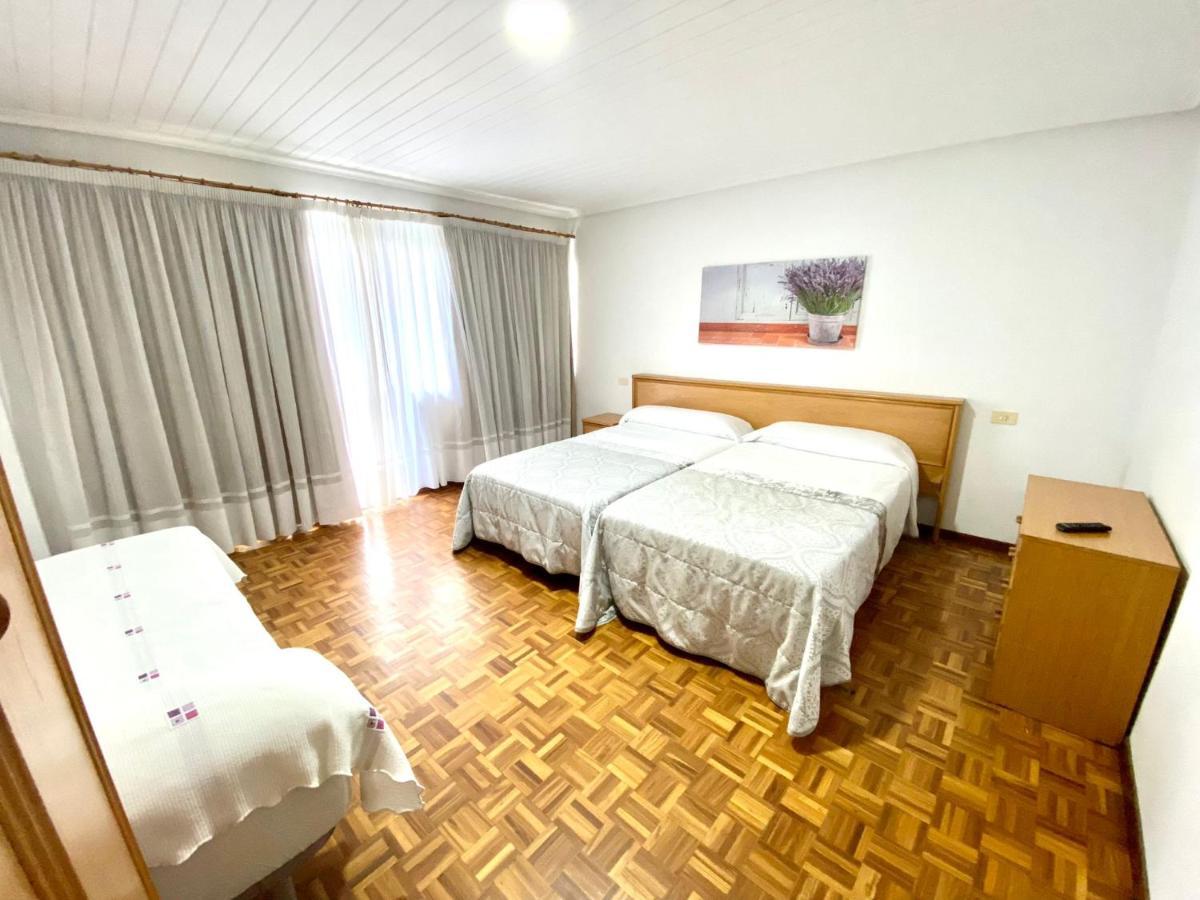 Garden Lodge Hostal Evencio Ribadavia Exterior photo
